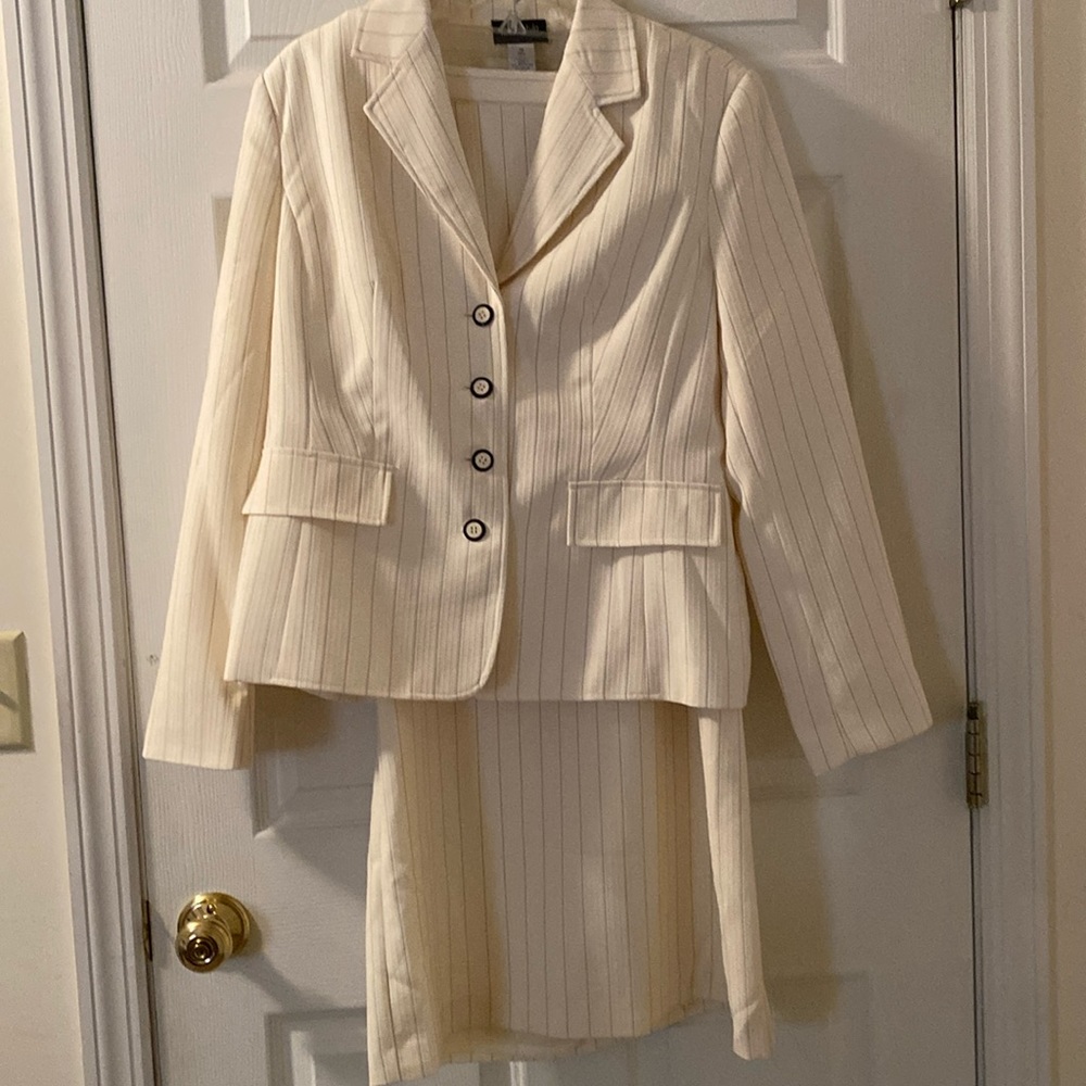 Stunning, two-piece ladies suit by Metrostyle